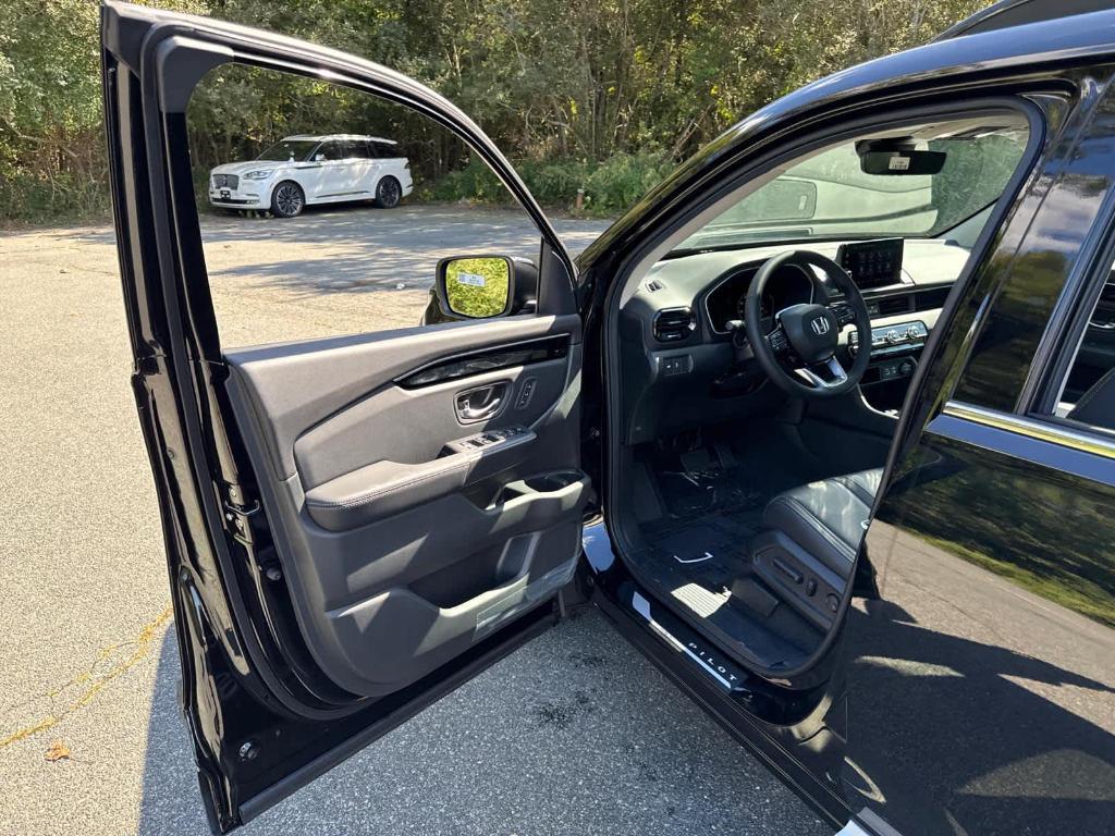 new 2025 Honda Pilot car, priced at $51,825