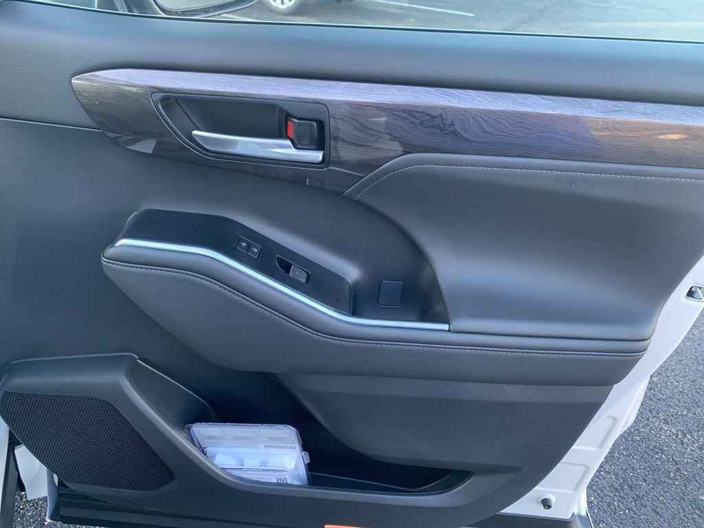 new 2025 Toyota Highlander car, priced at $53,482