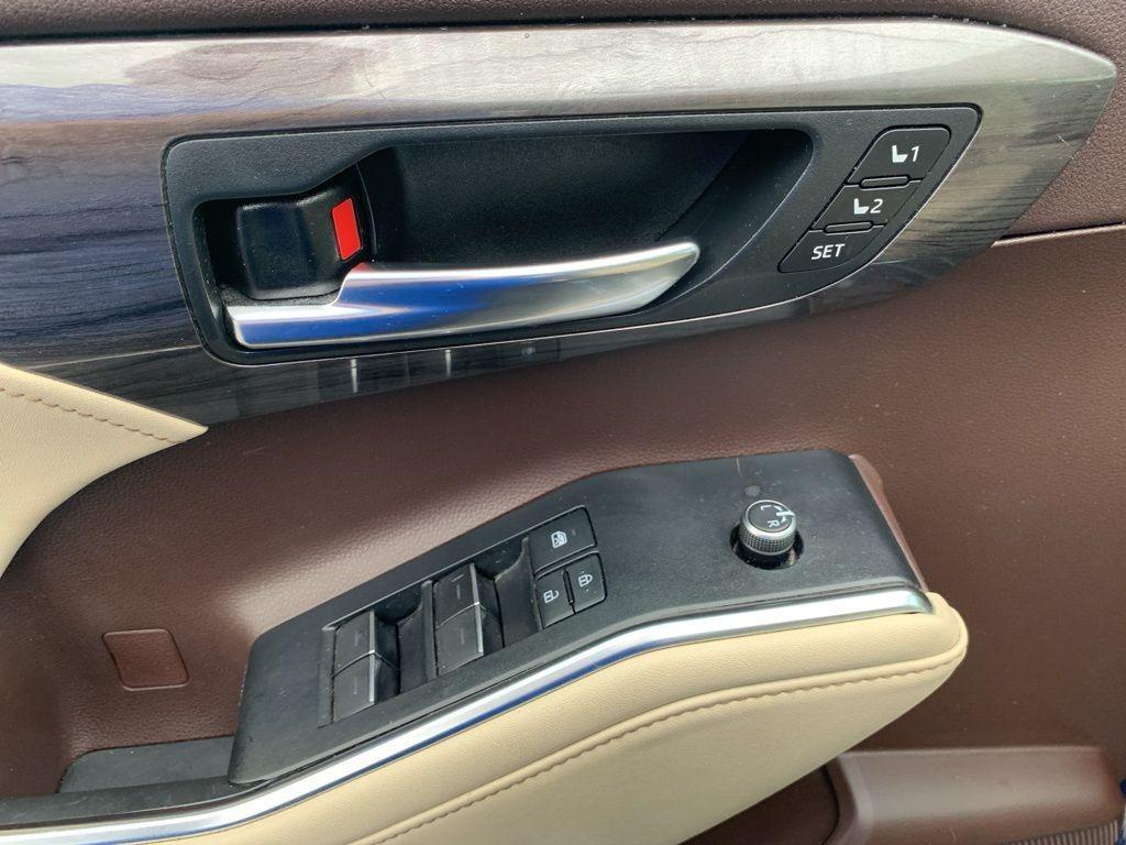 used 2020 Toyota Highlander car, priced at $31,520