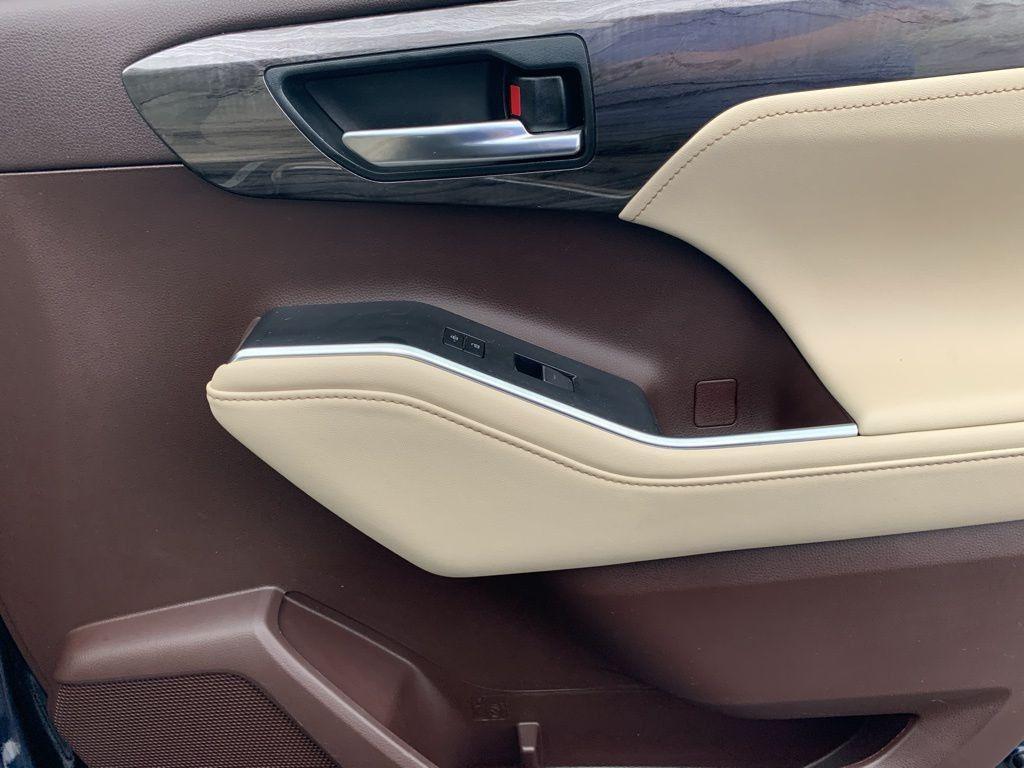 used 2020 Toyota Highlander car, priced at $31,224