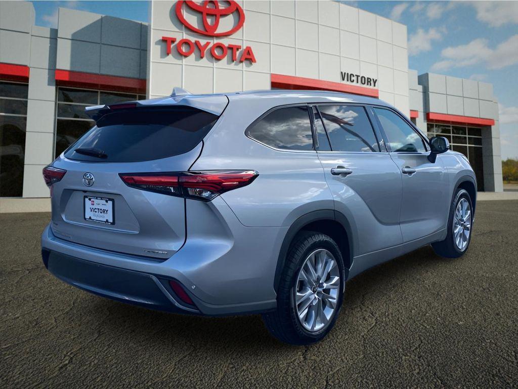 used 2021 Toyota Highlander car, priced at $28,625