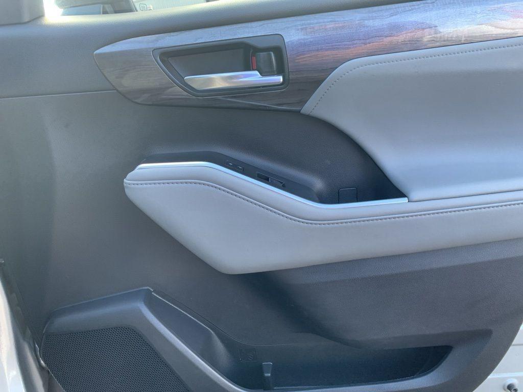 used 2021 Toyota Highlander car, priced at $28,625