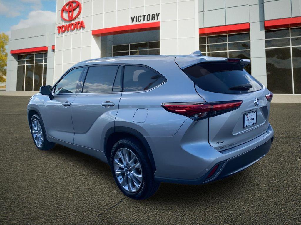 used 2021 Toyota Highlander car, priced at $28,625