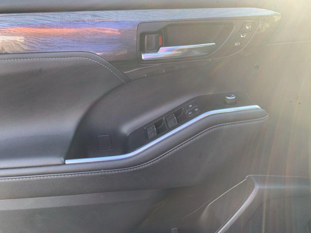 used 2021 Toyota Highlander Hybrid car, priced at $34,633