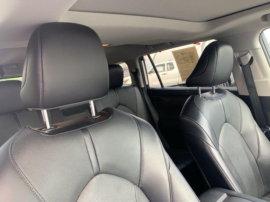 used 2022 Toyota Highlander car, priced at $32,075