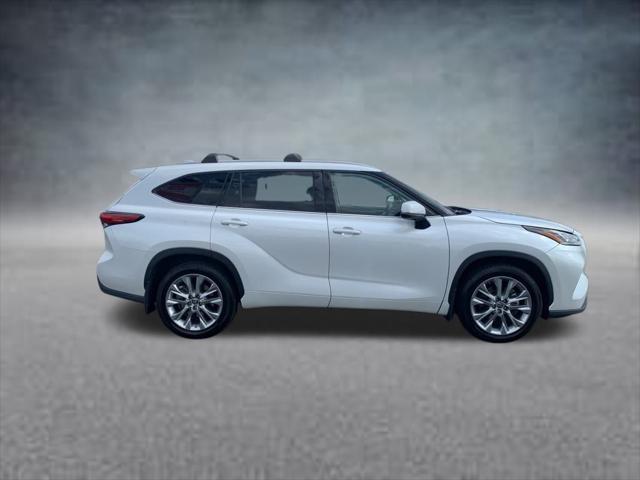 used 2022 Toyota Highlander car, priced at $33,878