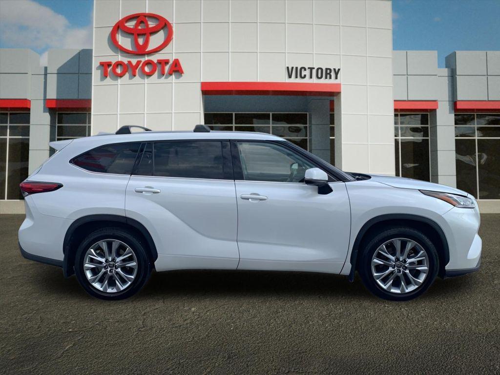 used 2022 Toyota Highlander car, priced at $30,675