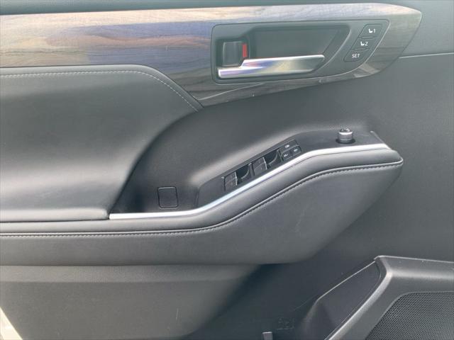used 2022 Toyota Highlander car, priced at $33,878