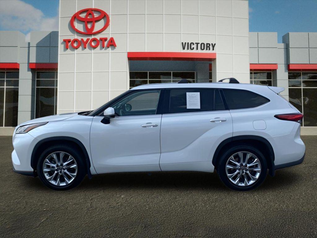 used 2022 Toyota Highlander car, priced at $30,675