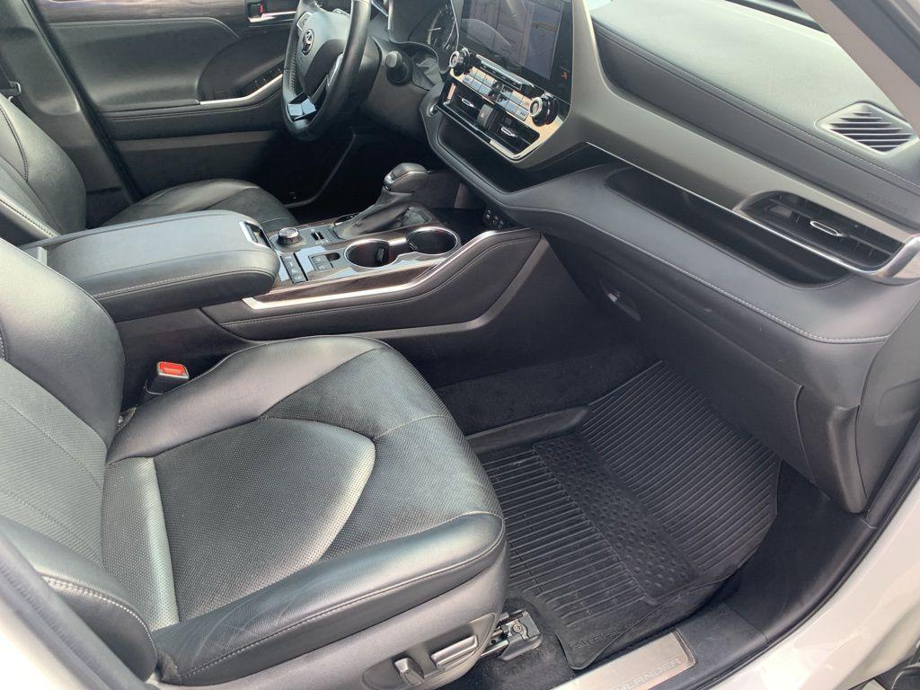 used 2022 Toyota Highlander car, priced at $32,075