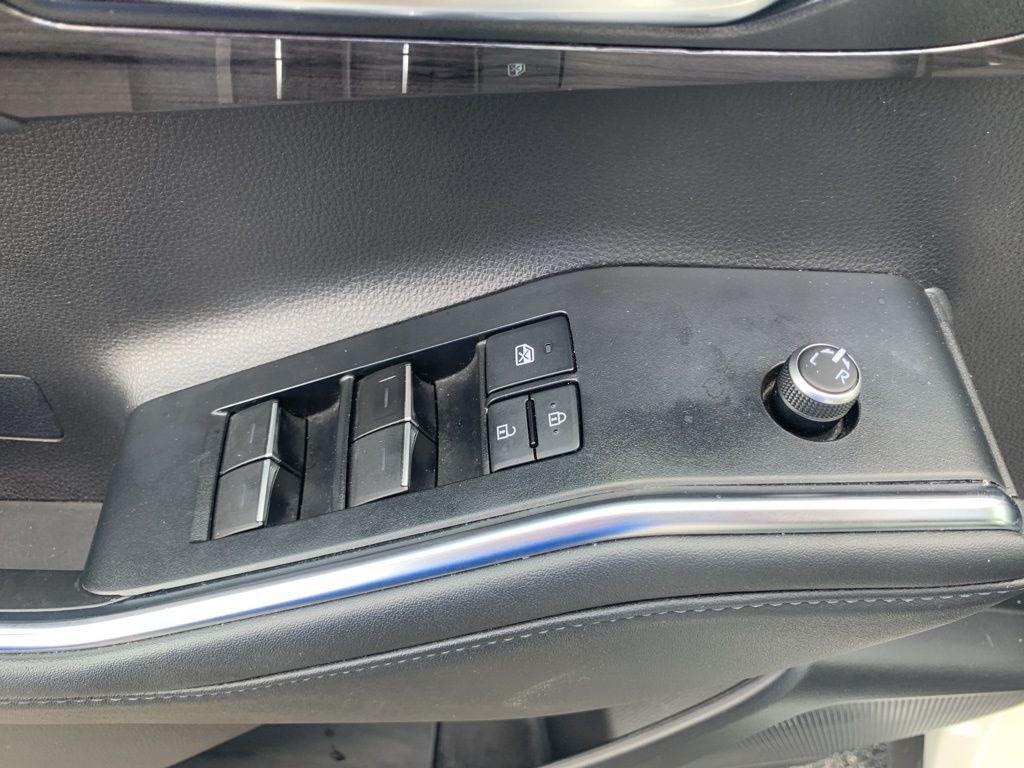 used 2022 Toyota Highlander car, priced at $32,075