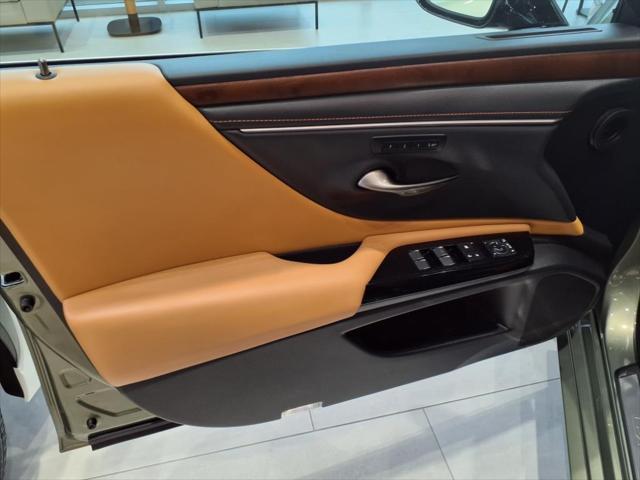 new 2025 Lexus ES 300h car, priced at $48,799