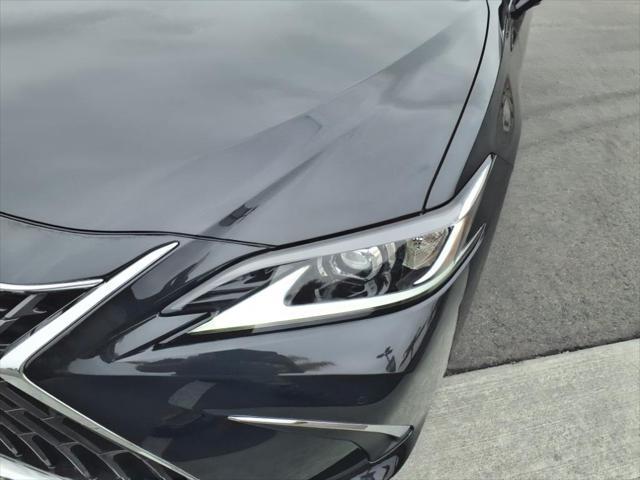 new 2025 Lexus ES 300h car, priced at $48,814