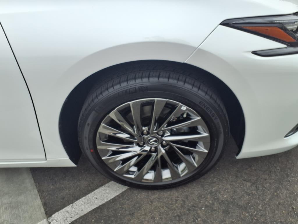 new 2025 Lexus ES 300h car, priced at $57,414