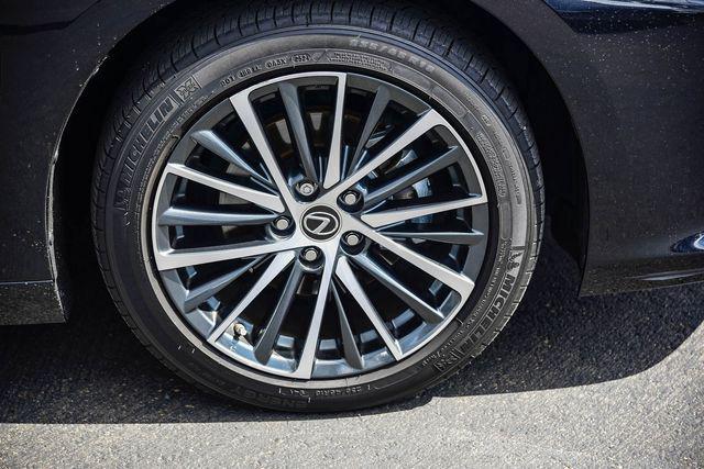 used 2025 Lexus ES 300h car, priced at $40,997