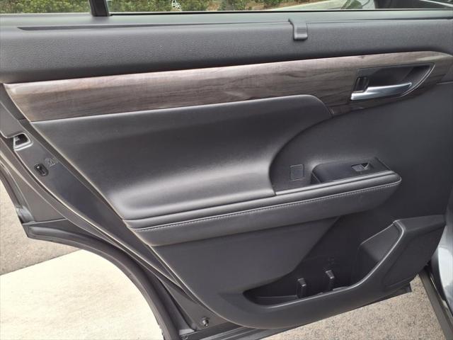 used 2020 Toyota Highlander Hybrid car, priced at $32,995