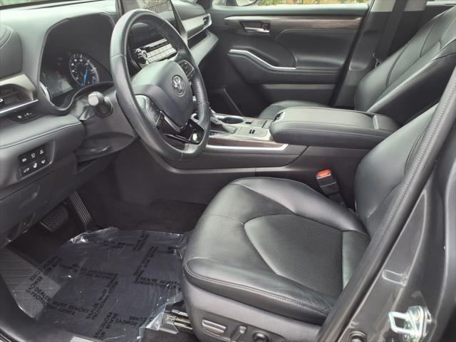 used 2020 Toyota Highlander Hybrid car, priced at $32,995