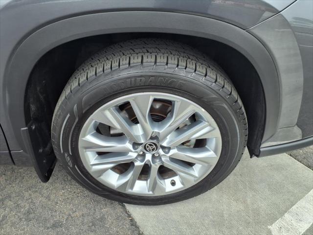 used 2020 Toyota Highlander Hybrid car, priced at $32,995