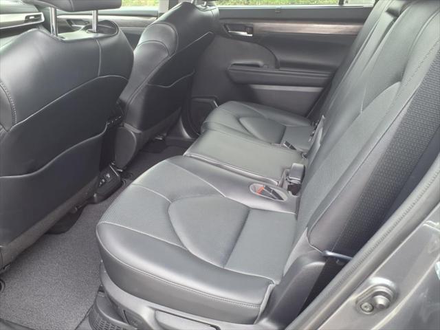 used 2020 Toyota Highlander Hybrid car, priced at $32,995