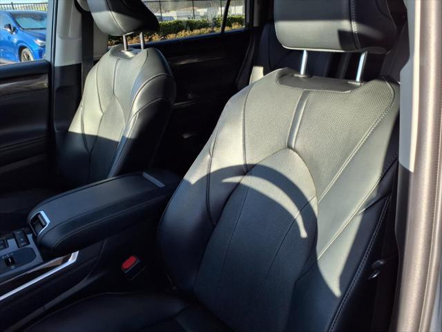 used 2022 Toyota Highlander car, priced at $36,495