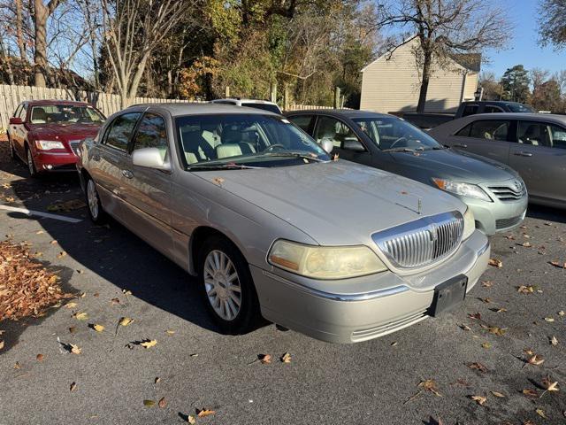 used 2004 Lincoln Town Car car, priced at $5,750