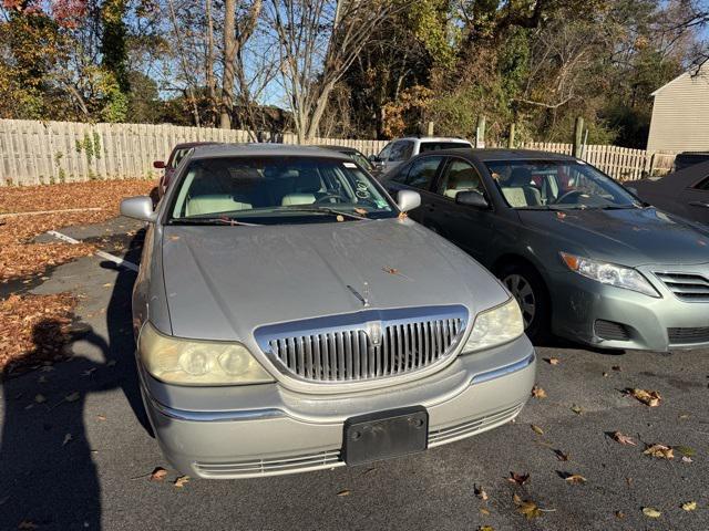 used 2004 Lincoln Town Car car, priced at $5,750