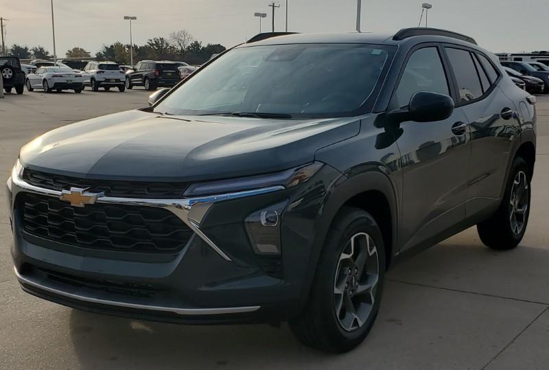 new 2025 Chevrolet Trax car, priced at $24,985