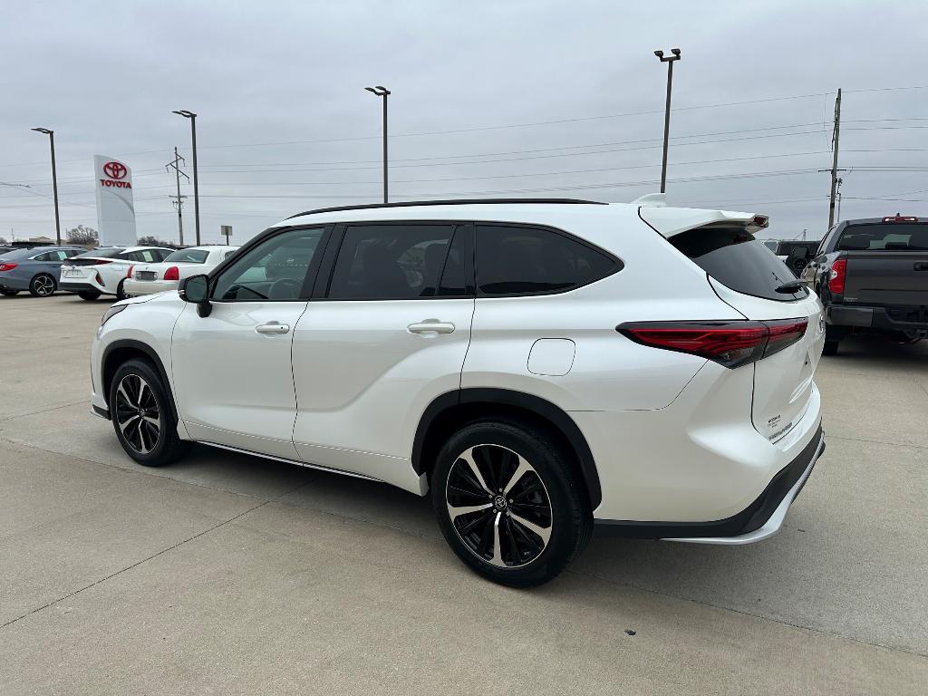 used 2021 Toyota Highlander car, priced at $38,714