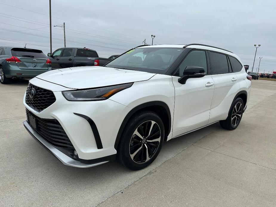 used 2021 Toyota Highlander car, priced at $38,714