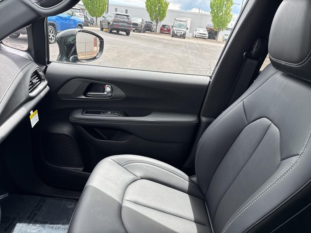 new 2025 Chrysler Pacifica car