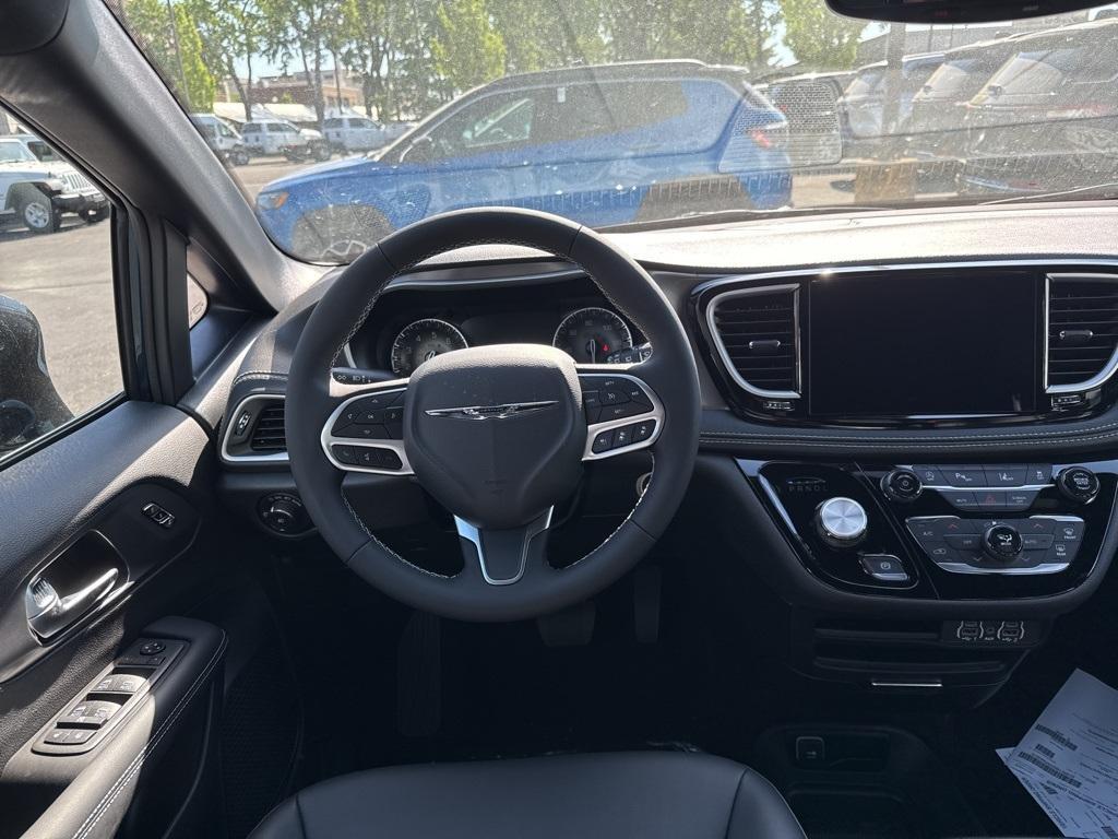 new 2025 Chrysler Pacifica car