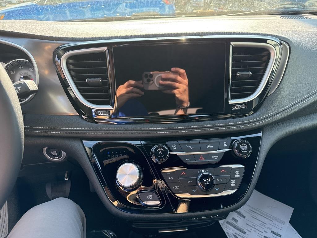 new 2025 Chrysler Pacifica car