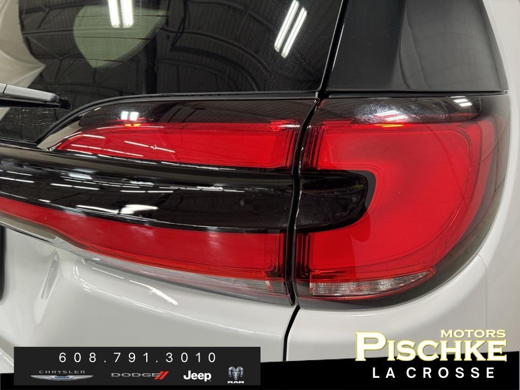 new 2025 Chrysler Pacifica Hybrid car