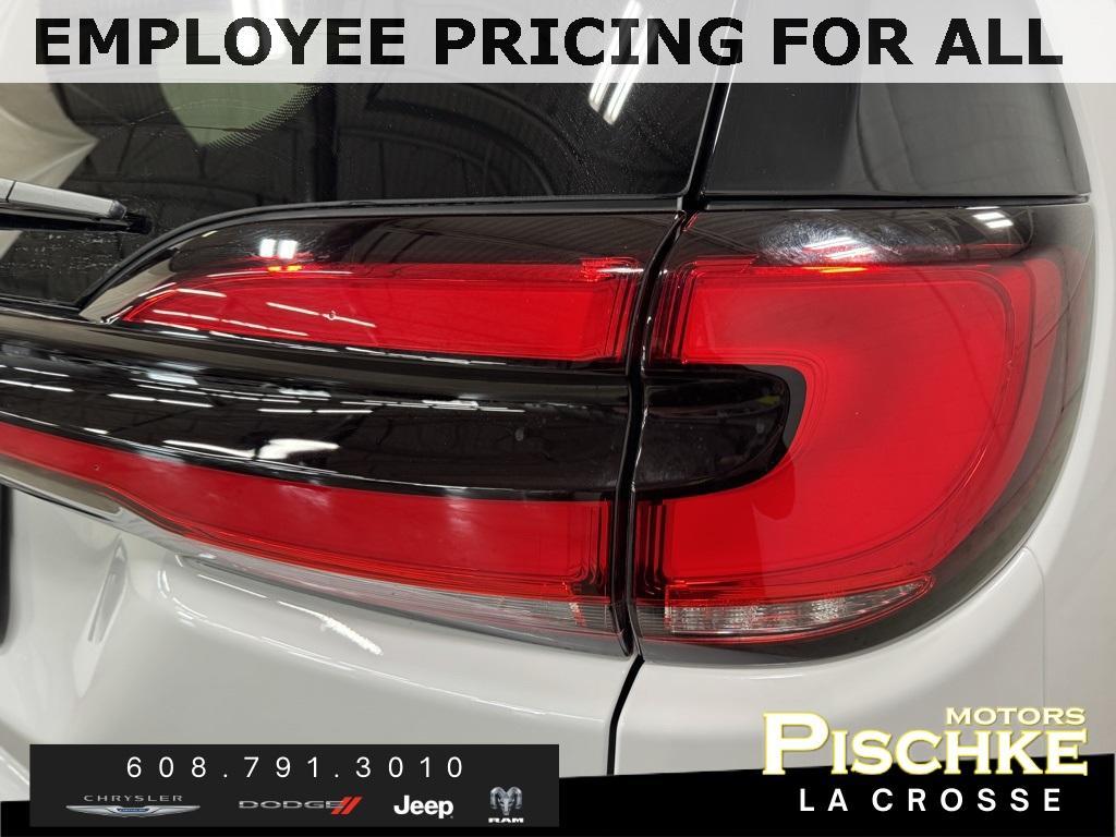 new 2025 Chrysler Pacifica Hybrid car
