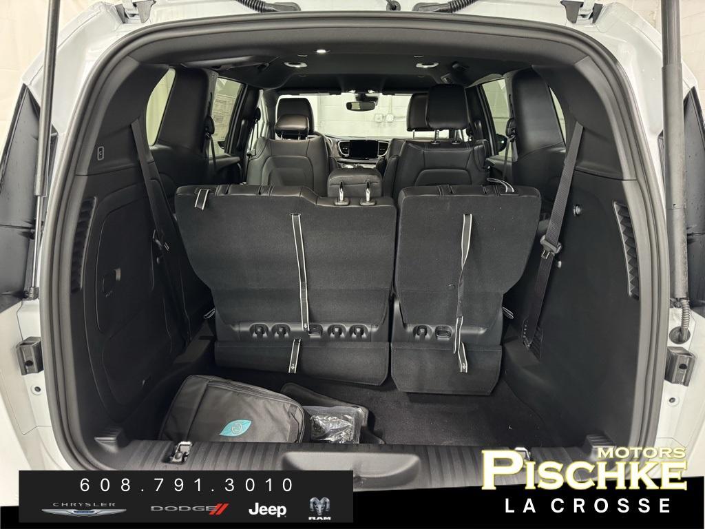 new 2025 Chrysler Pacifica Hybrid car