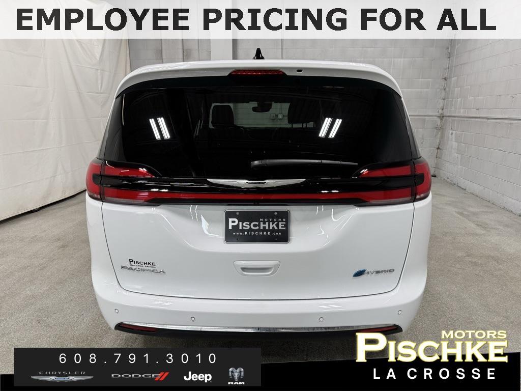 new 2025 Chrysler Pacifica Hybrid car