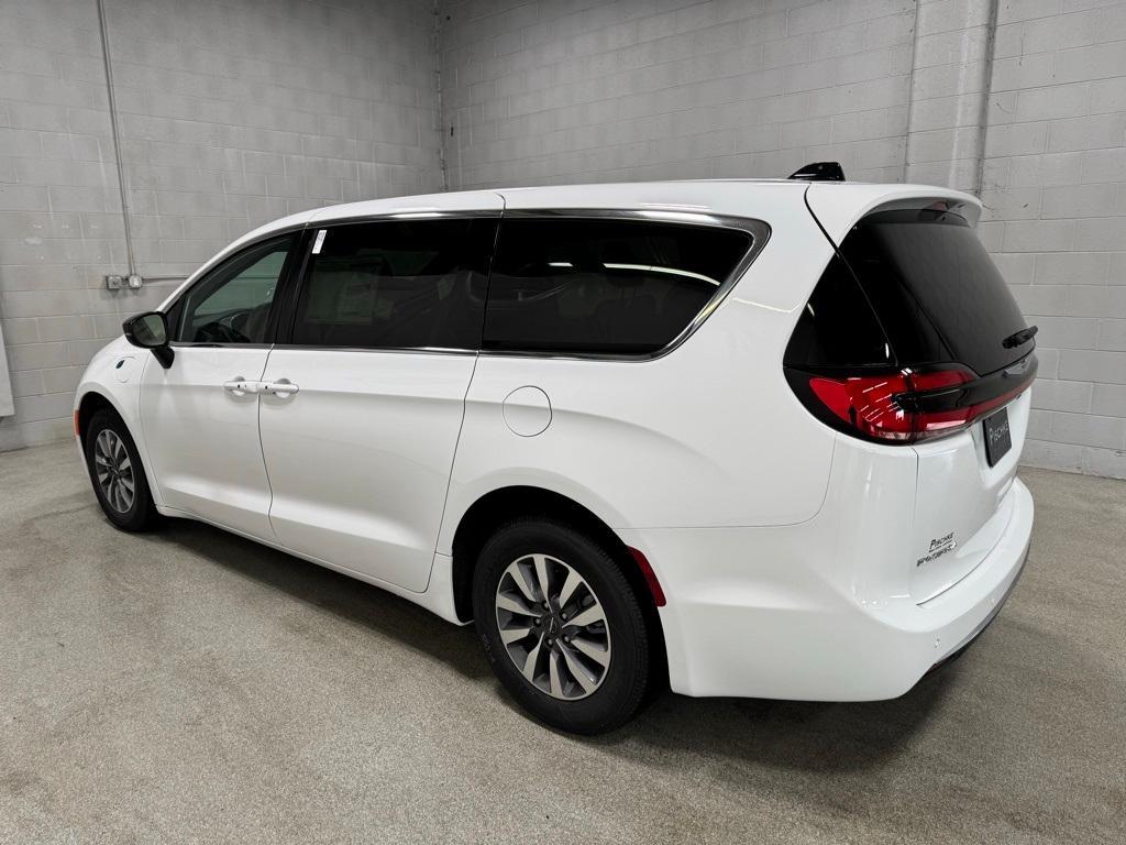 new 2025 Chrysler Pacifica Hybrid car