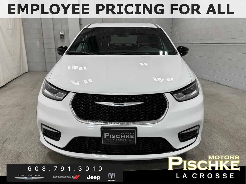 new 2025 Chrysler Pacifica Hybrid car