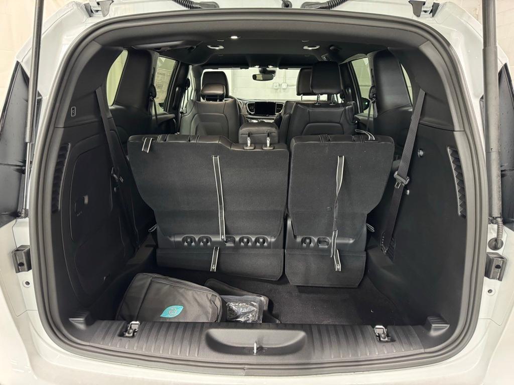 new 2025 Chrysler Pacifica Hybrid car