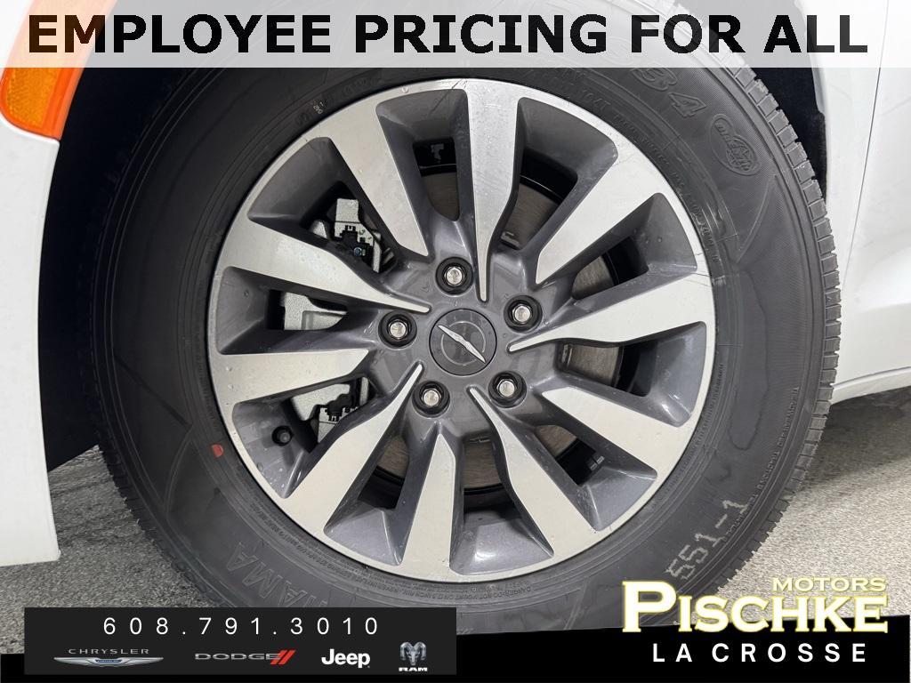new 2025 Chrysler Pacifica Hybrid car