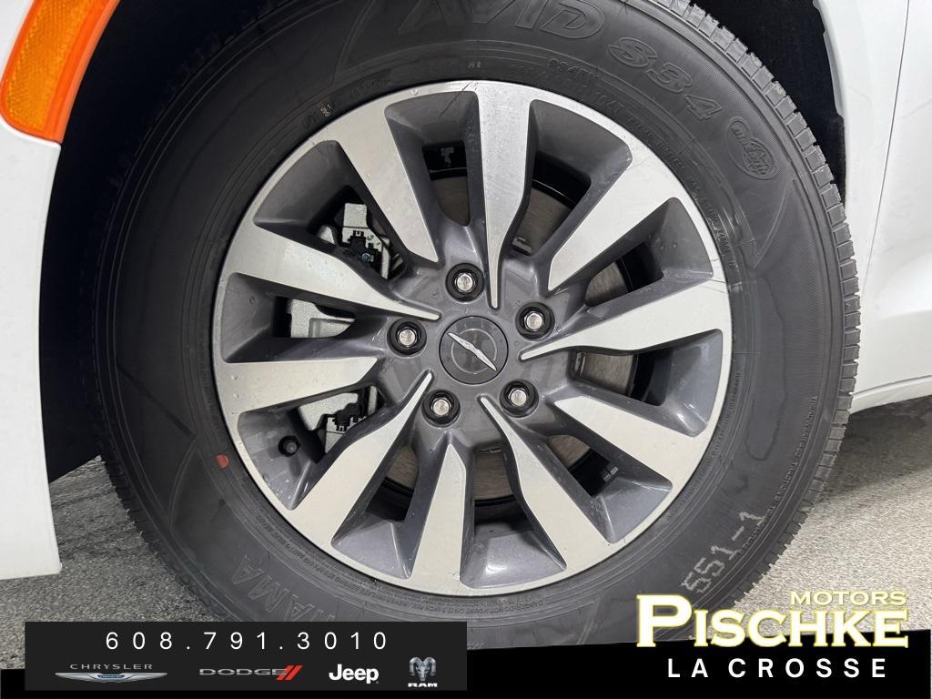 new 2025 Chrysler Pacifica Hybrid car