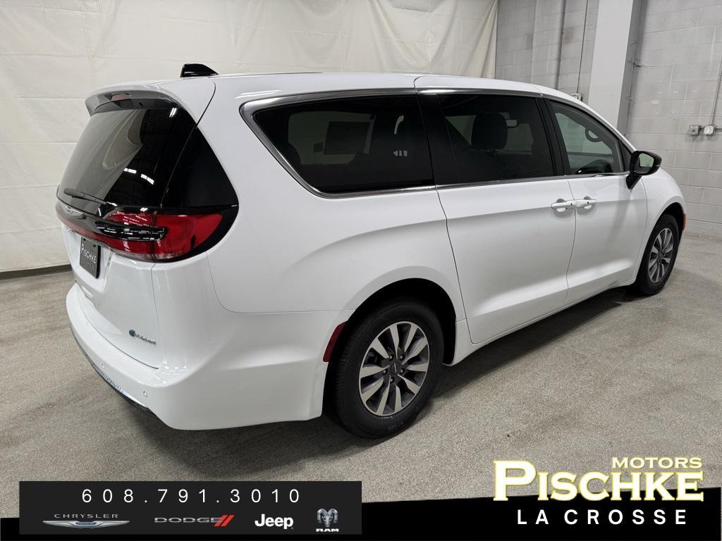 new 2025 Chrysler Pacifica Hybrid car