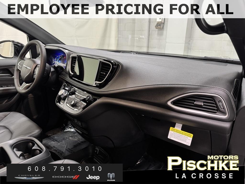 new 2025 Chrysler Pacifica Hybrid car