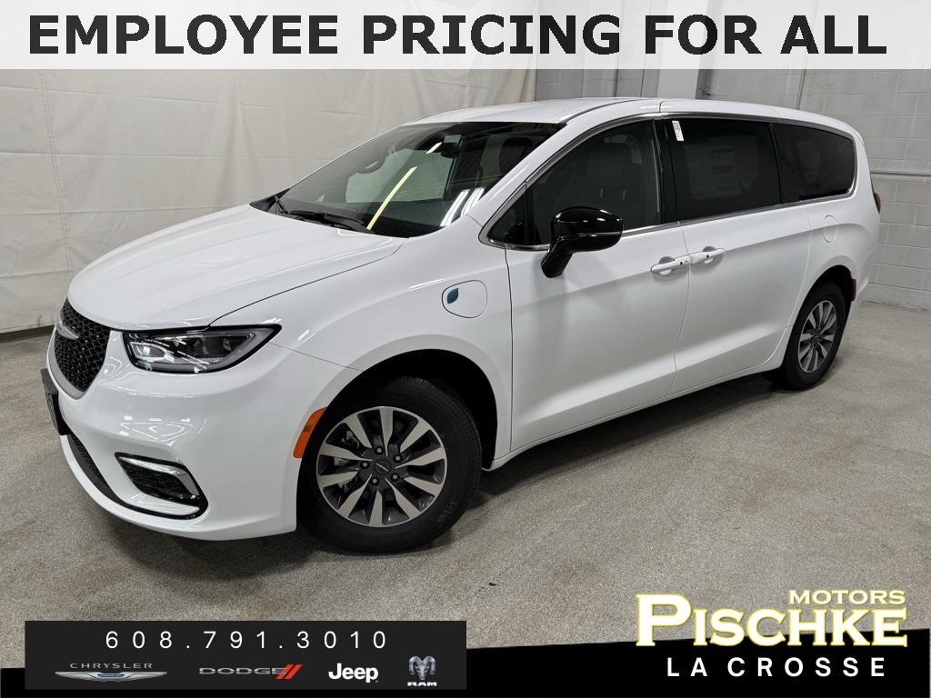 new 2025 Chrysler Pacifica Hybrid car