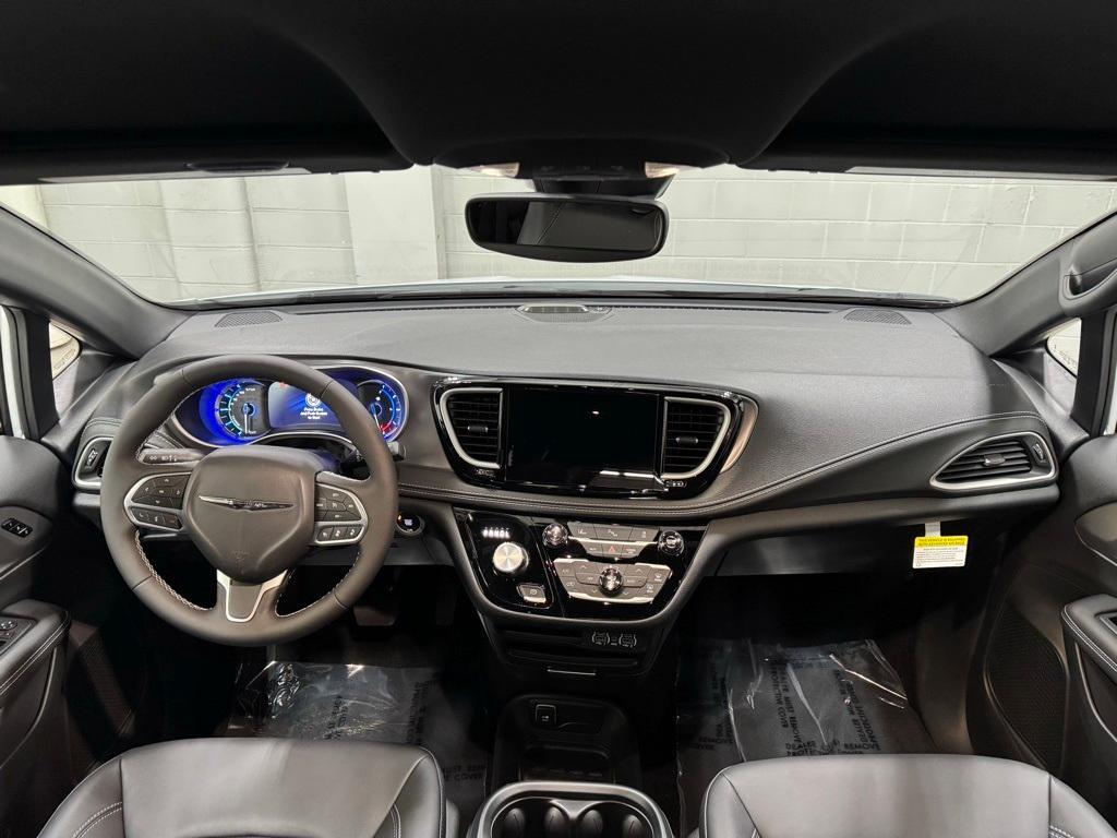 new 2025 Chrysler Pacifica Hybrid car