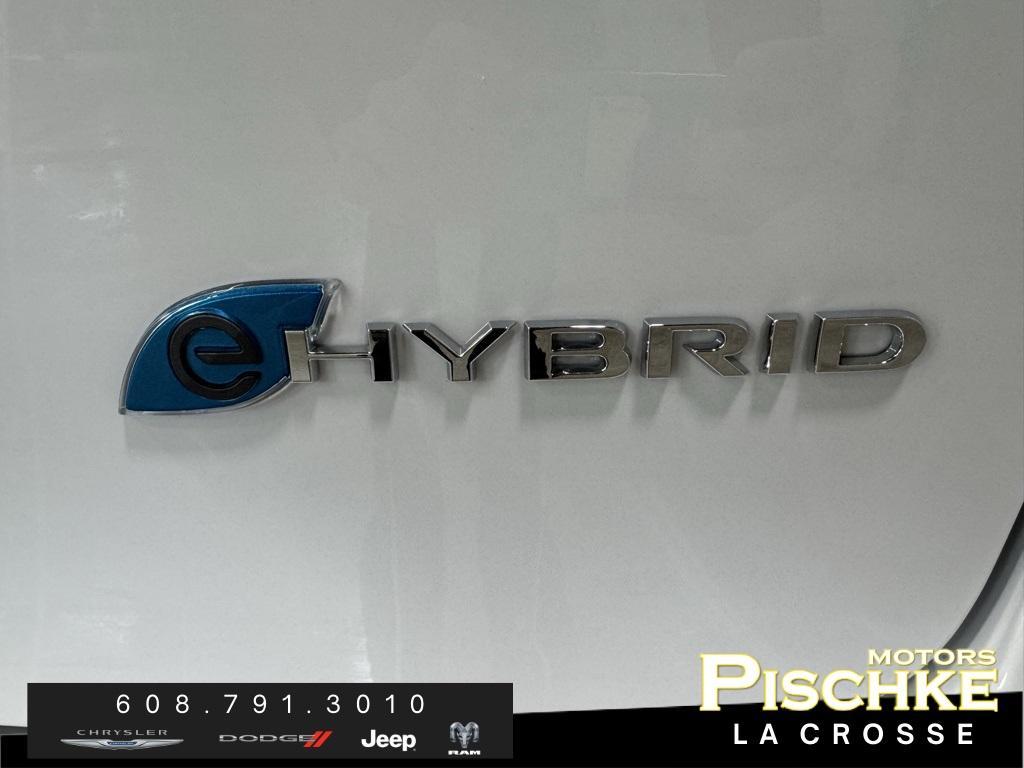new 2025 Chrysler Pacifica Hybrid car