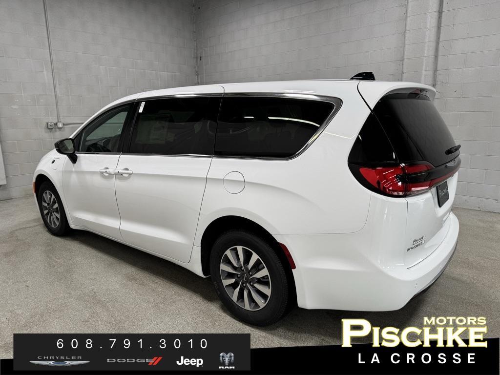 new 2025 Chrysler Pacifica Hybrid car