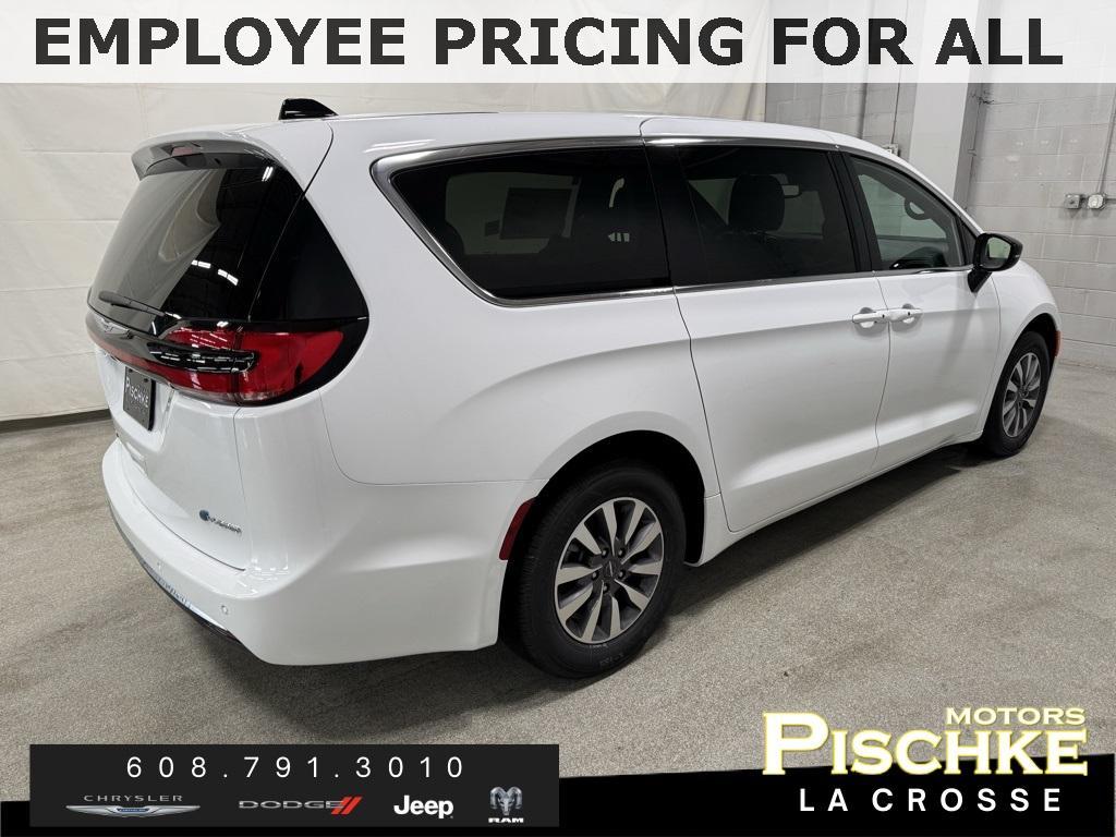 new 2025 Chrysler Pacifica Hybrid car