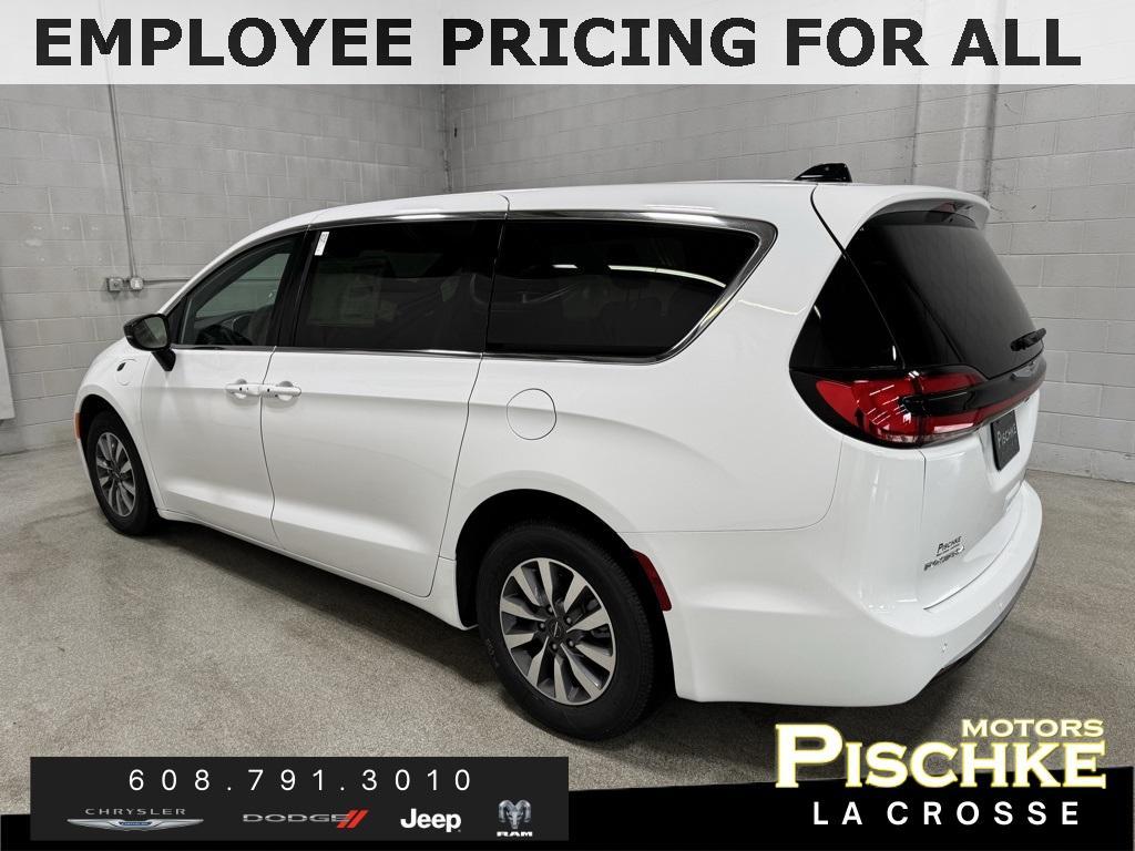new 2025 Chrysler Pacifica Hybrid car