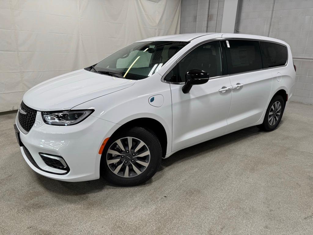 new 2025 Chrysler Pacifica Hybrid car